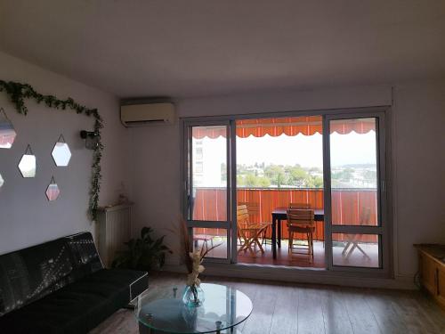 un salon avec un canapé et une table en verre dans l'établissement Bel appartement 3 chambres 9 mn de la plage à pieds Juan les pins, à Antibes