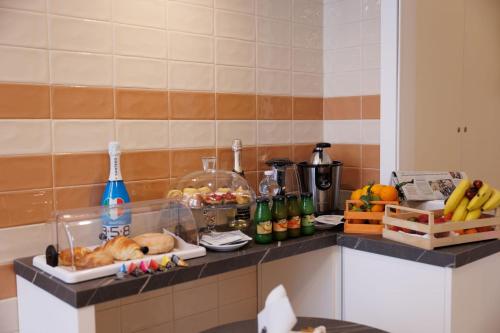 een hond die op een aanrecht in een keuken ligt bij Maria Maruzzella B&B Luxury Suites in Napels