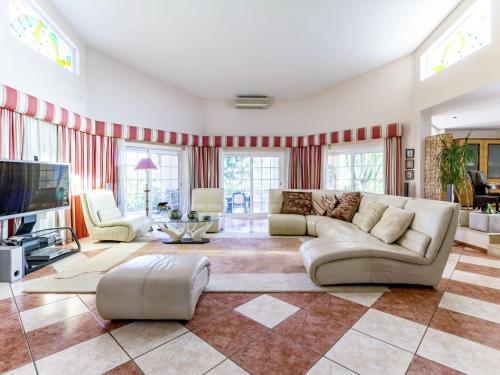 sala de estar con sofá y TV en Holiday Home Monte Meco - I, en Silves