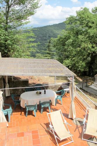 Una mesa y sillas en un patio con vista. en Apartment Rondini by Interhome, en Linari
