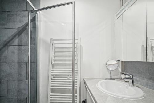 une salle de bain avec un lavabo et une douche dans l'établissement Appartement de charme dans le Saint-Lambert by Weekome, à Paris