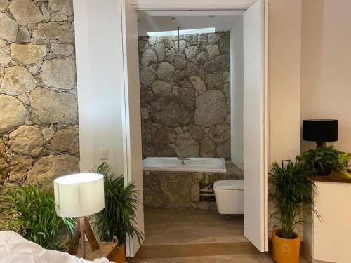 Ένα μπάνιο στο Comfortable loft and great location