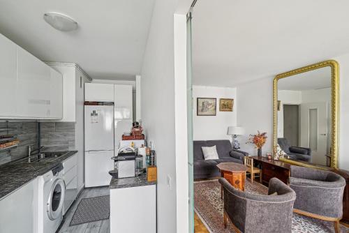 une cuisine et un salon avec un canapé dans l'établissement Appartement de charme dans le Saint-Lambert by Weekome, à Paris