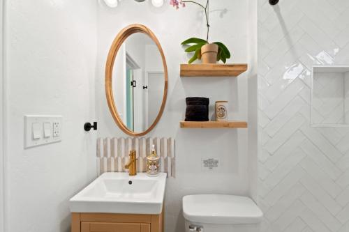 ein Badezimmer mit Waschbecken, Spiegel und Toilette in der Unterkunft North Park Boho Bungalow by Rather Be Properties in San Diego