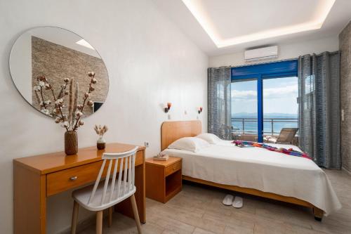 Postel nebo postele na pokoji v ubytování Minos Boutique Hotel