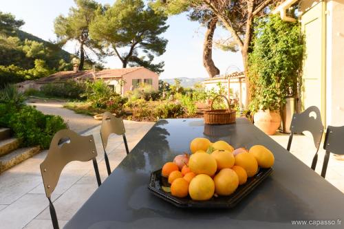 une table avec une assiette de fruits sur elle dans l'établissement Lou pantail, à Ceyreste