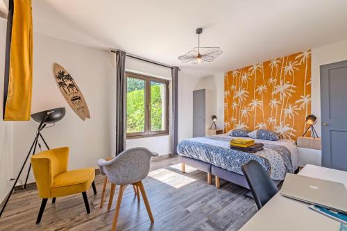 une chambre avec un lit, un bureau et des chaises dans l'établissement Villa - vue mer - 800m de la plage, à Locquirec