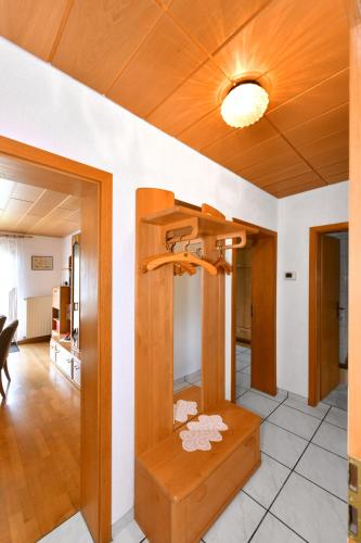 a living room with a wooden ceiling and a table at Familienfreundliches Gästehaus in Schopfheim nahe Basel, direkte S-Bahnverbindung in Schopfheim