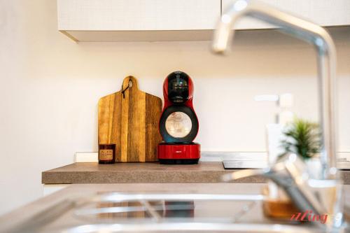 un bancone della cucina con coltello e tagliere di Elegant Holiday Home Near Valletta a Floriana