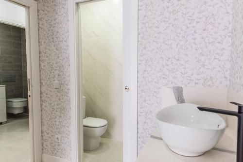 a bathroom with a toilet and a bath tub in it at Casa para 8 personas con jardin in Palafolls