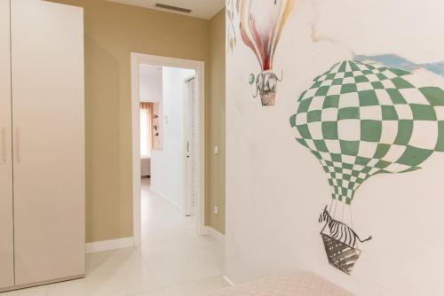 a hallway with a green and white checkered wall at Casa para 8 personas con jardin in Palafolls