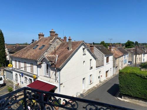 un groupe de bâtiments dans une ville avec un balcon dans l'établissement Grand appartement T2 Samois - Rickhoss Home, à Samois-sur-Seine