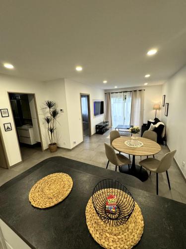 un salon avec une table, des chaises et un canapé dans l'établissement Magnifique Maison 3P - Les coteaux, à Pierrelaye