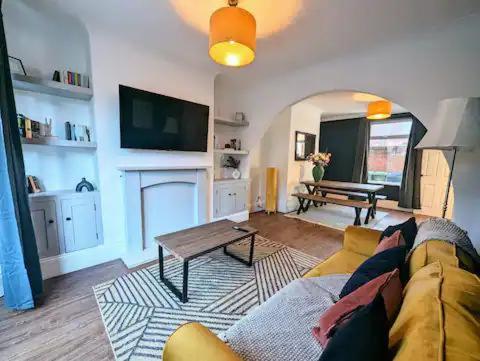 een woonkamer met een bank en een tafel bij Homely 3 Br House Perfect For Family And Friends in Gateshead