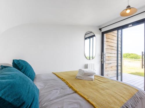 1 dormitorio con cama y ventana grande en 1 Bed in Bude 88497, en Morwenstow