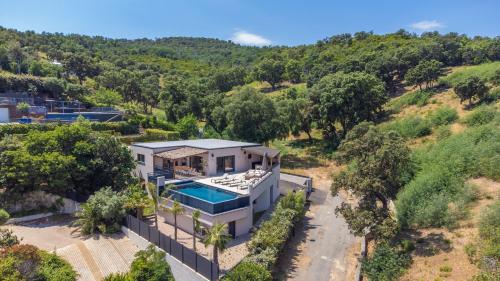 une vue aérienne d'une maison avec piscine dans l'établissement Villa Belenos Piscine vue mer, à Saint-Peïre-sur-Mer