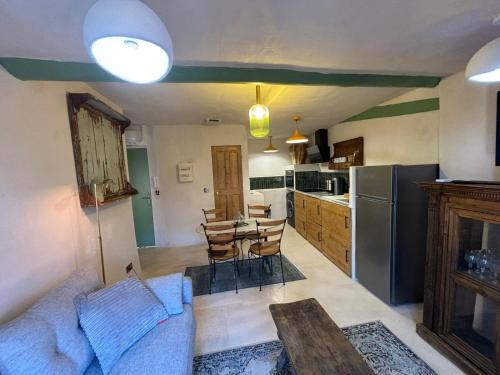 アヴィニョンにあるAppartement Lumineux Avignon Intra-muros au calmeのリビングルーム(青いソファ付)、キッチン