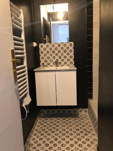 une salle de bain avec un lavabo et un miroir dans l'établissement Appartement sainte Marguerite proche métro et stade vélodrome, à Marseille