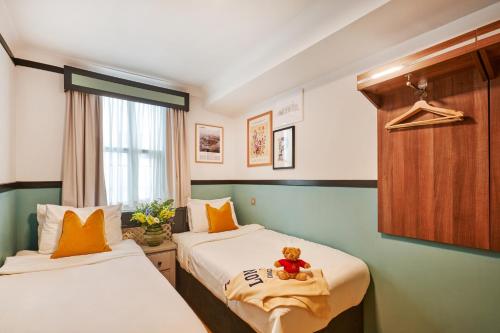 Postel nebo postele na pokoji v ubytování Huttons Hotel, Victoria London