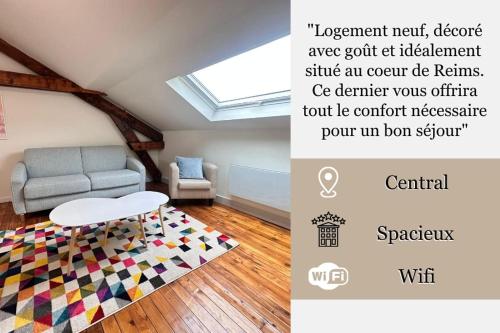 sala de estar con sofá y tragaluz en Forum Champagne grand T2 climatisé vue Cathédrale, en Reims