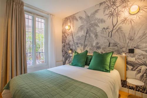 - une chambre avec un lit et des oreillers verts dans l'établissement Montmartre Rochechouart - 1 Bed Apt Sleeps 2, à Paris