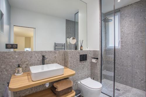 une salle de bain avec un lavabo et des toilettes dans l'établissement Montmartre Rochechouart - 1 Bed Apt Sleeps 2, à Paris