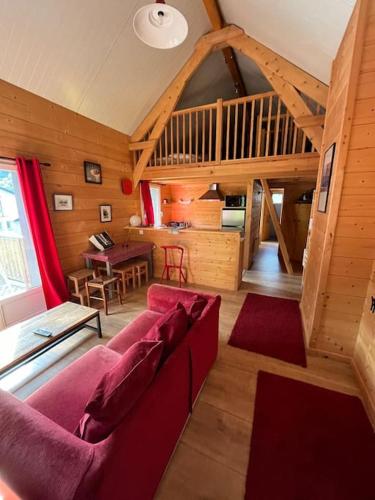 - un salon avec un canapé rouge et un escalier dans l'établissement Super appartement à Saint Lary, à Saint-Lary-Soulan