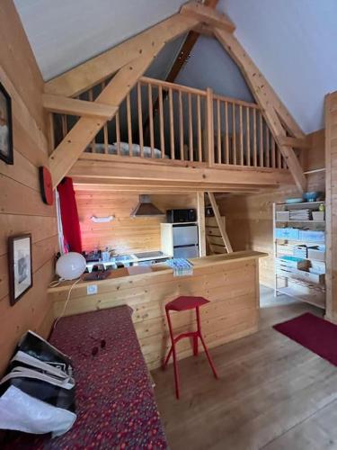 Cette petite chambre comprend un bureau et une mezzanine. dans l'établissement Super appartement à Saint Lary, à Saint-Lary-Soulan
