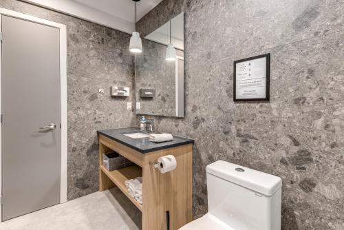 ケベック・シティーにある77 St-Vallierのバスルーム(トイレ、洗面台付)