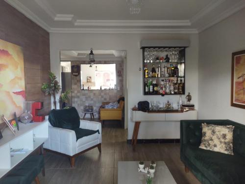 salon z kanapą i stołem w obiekcie Casa com piscina perto do Parque do Povo w mieście Campina Grande