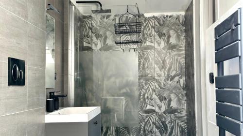 a bathroom with a shower with a toilet and a sink at SE104 - Elegante quadrilocale comodo ai servizi in Senigallia