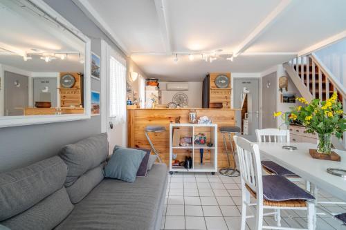 un salon avec un canapé et une table dans l'établissement Maison 38m2 proche de la mer, à Gruissan
