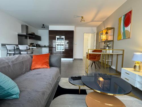 un salon avec un canapé et une table dans l'établissement ROMARIN-Gares, à Lille