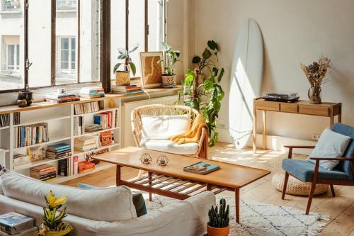 un salon avec un canapé et une table basse dans l'établissement Sublime loft avec verrières sur le Canal St Martin, à Paris