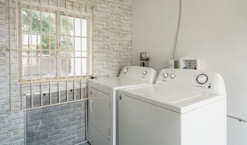 Billede fra billedgalleriet på 16 PPL - 5 min to Brickell & Bars - King Beds - Hot Tub - Massage Chair - Games i Miami