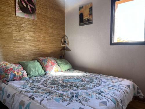 une chambre avec un lit avec une couette dessus dans l'établissement Appart 2 pièces 4 couchages PORT LEUCATE NATURISME PL010-830, à Port-Leucate