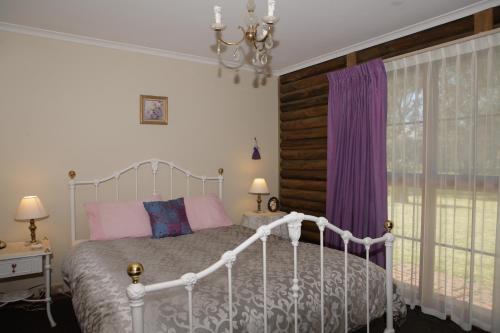 Ένα ή περισσότερα κρεβάτια σε δωμάτιο στο Halls Gap Log Cabins