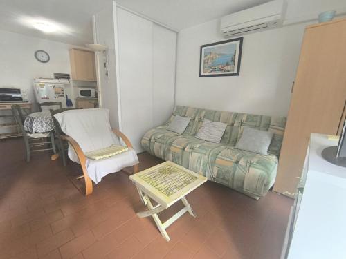 un salon avec un canapé et une table dans l'établissement 5070 Mas de la pinède 300, au Cap d'Agde
