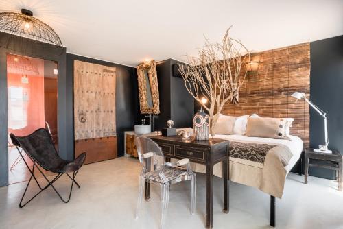 a bedroom with a bed and a desk with a desk at Colégio Charm House in Tavira
