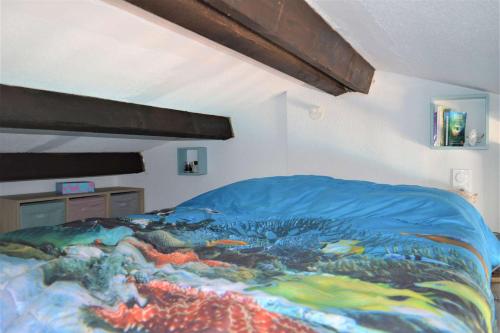 - un lit avec un tableau dans une chambre dans l'établissement Appart Studio Mezzanine 2 couchages PORT LEUCATE NATURISME PL010-832, à Port-Leucate