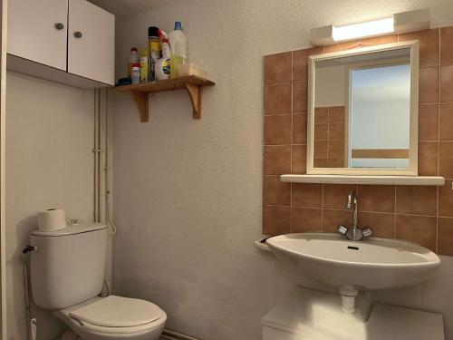 une salle de bain avec toilettes et lavabo dans l'établissement Maison cabine mezzanine 6 couchages PORT LEUCATE NATURISME PL070-103, à Port-Leucate