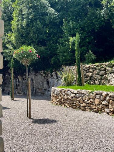 Κήπος έξω από το Luxury Apartment St Hedonist with Pool and Garden