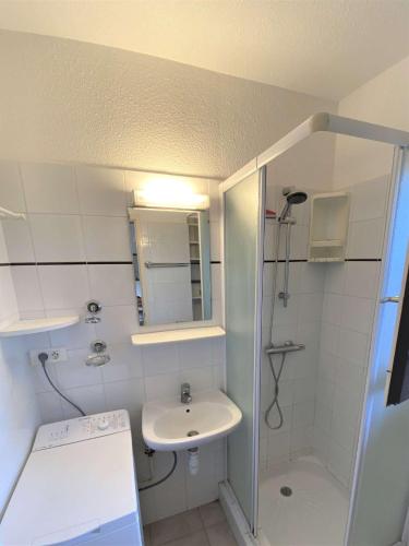 une petite salle de bain avec un lavabo et une douche dans l'établissement Appart 2 pièces 4 couchages PORT LEUCATE NATURISME PL010-452, à Port-Leucate