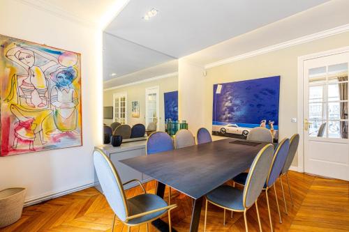une salle à manger avec une table et des chaises dans l'établissement GuestReady - Appartement Spacieux et Élégant, à Paris