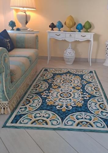 een woonkamer met een bank en een tafel bij Falli Exclusive Rooms and Breakfast -Boutique B&B- in Porto Cesareo