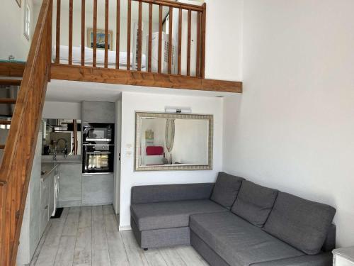 un salon avec un canapé et un escalier dans l'établissement Maison 2 pièces résidence EDEN PORT LEUCATE NATURISME PL070-119, à Port-Leucate