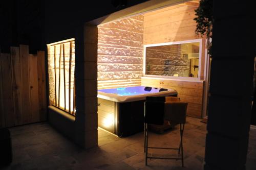 a bathroom with a jacuzzi tub in a room at L'alcôve d'Aliénor in Marmande