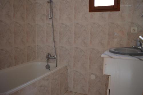 une salle de bain avec une baignoire et un lavabo dans l'établissement Appart 3 pièces mezz 6 couchages PORT LEUCATE NATURISME PL010-1406, à Port-Leucate
