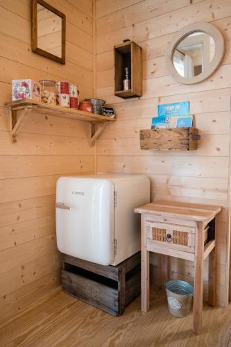 une cuisine avec une machine à coudre et une table dans l'établissement Les jardins de Manotte, à La Motte