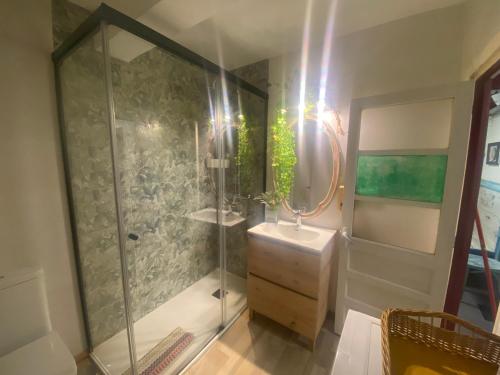 W łazience znajduje się prysznic i umywalka. w obiekcie Xixon Centro w mieście Gijón